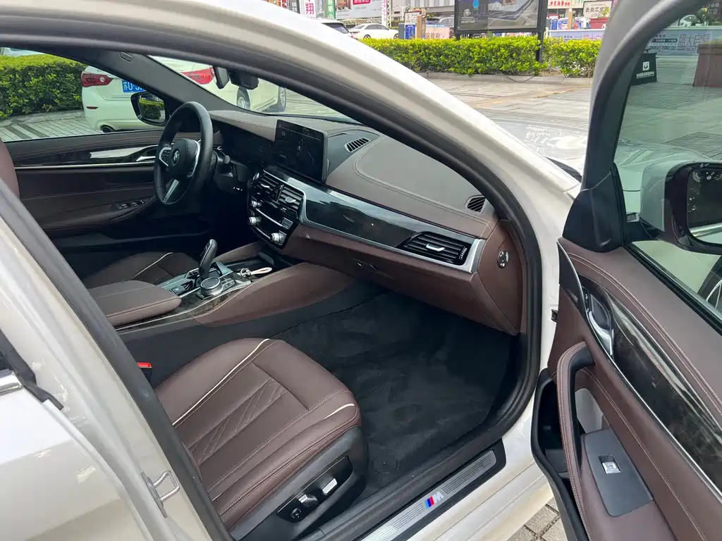 BMW 5 Series — миниатюра 11