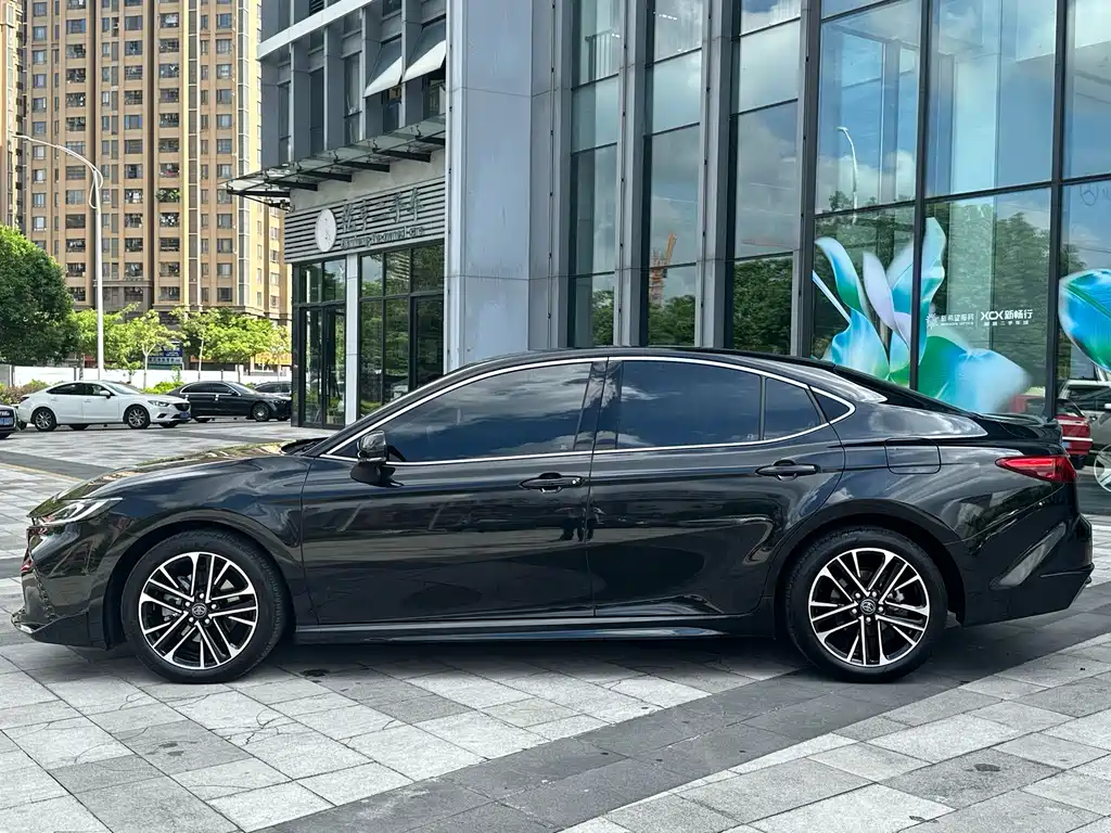 Toyota Camry — миниатюра 3