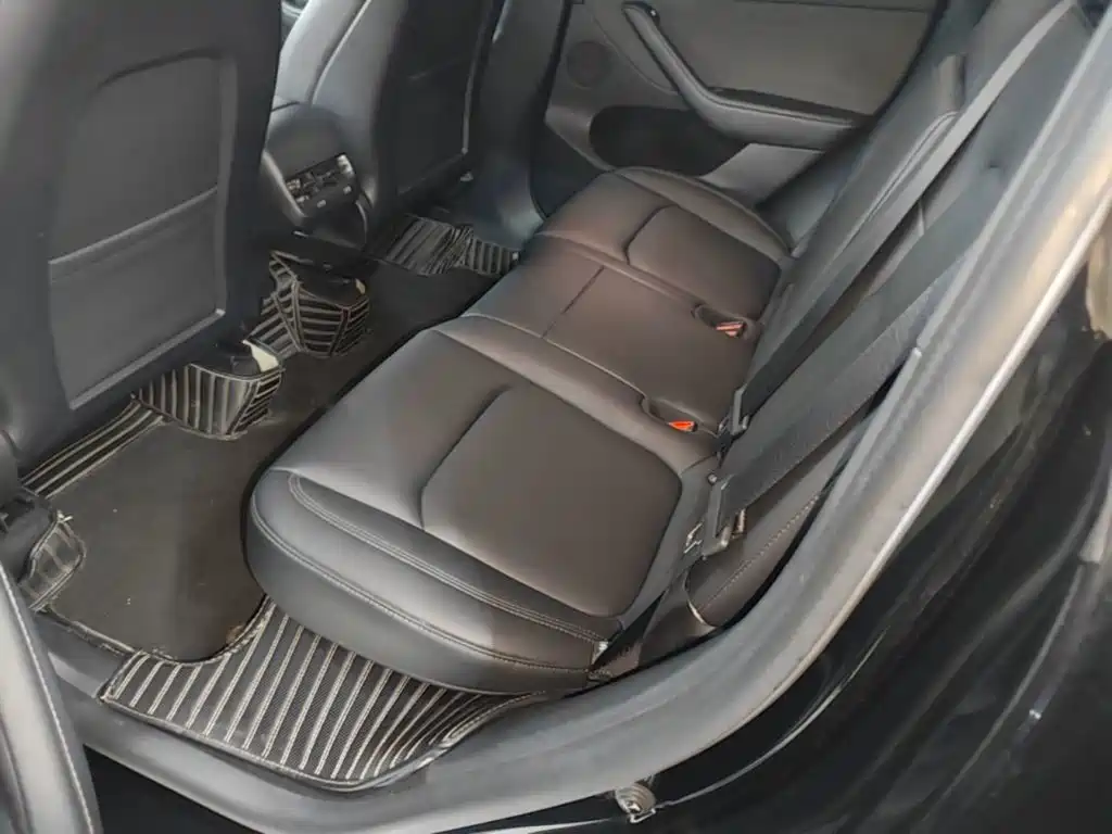 Tesla Model Y — миниатюра 17