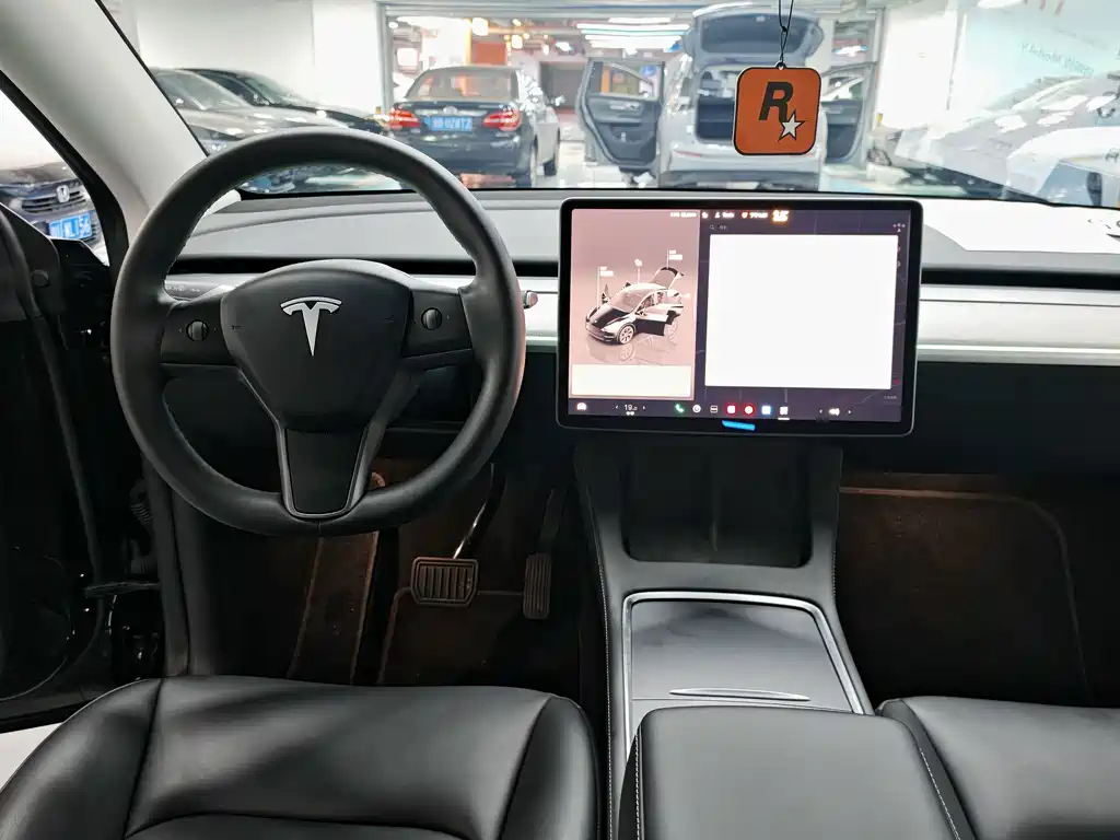 Tesla Model Y — миниатюра 11
