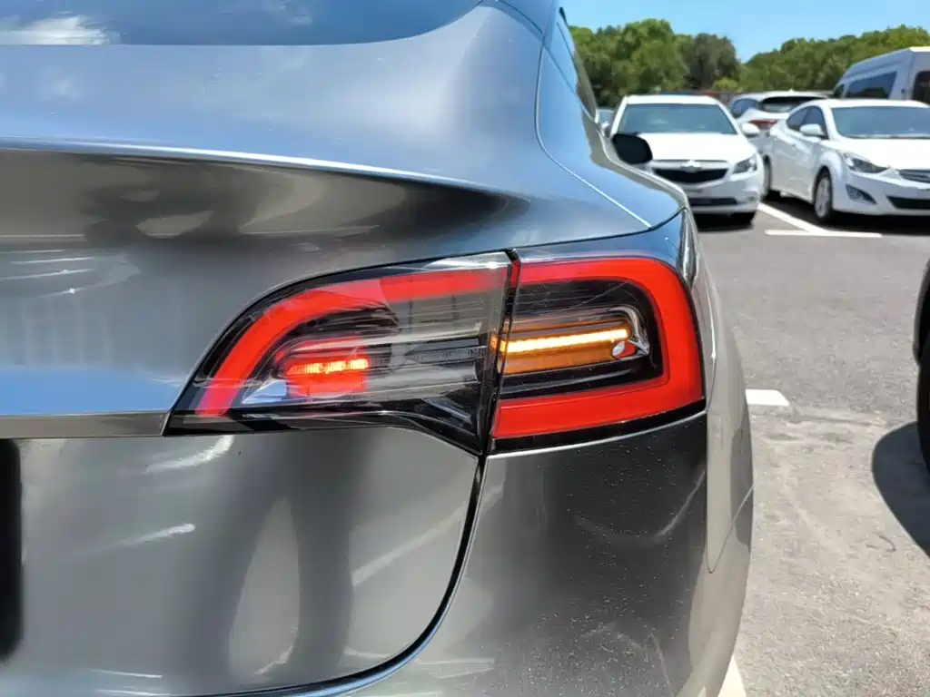 Tesla Model 3 — миниатюра 8