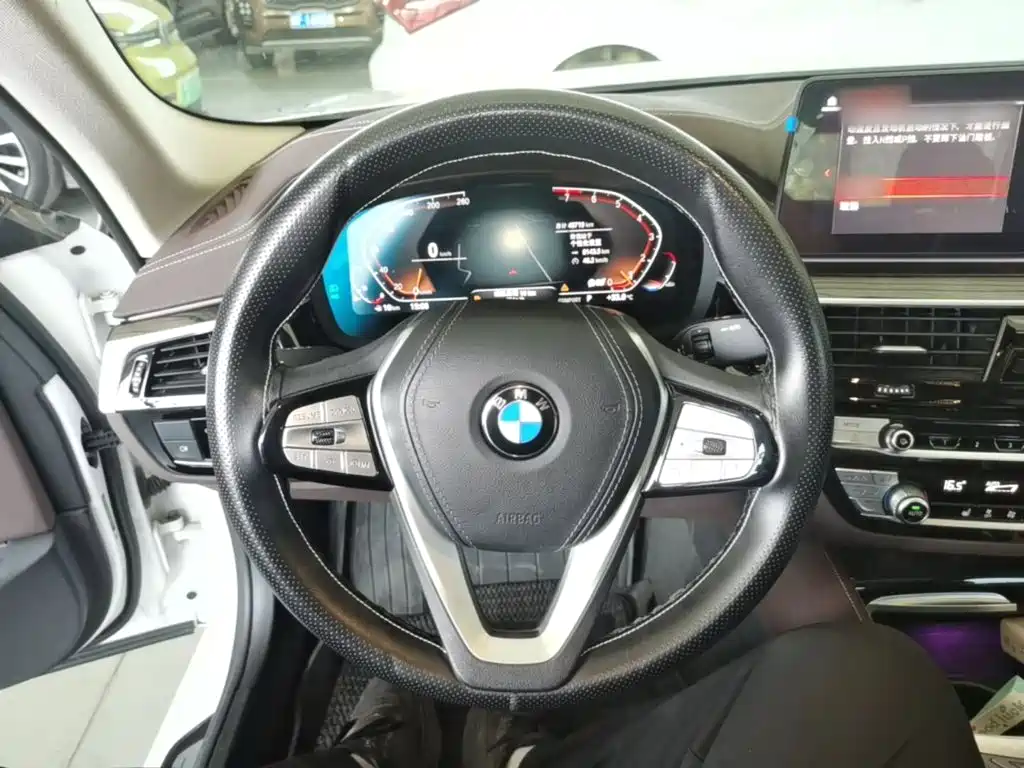BMW 5 Series — миниатюра 11