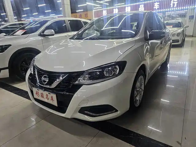 NISSAN TIIDA