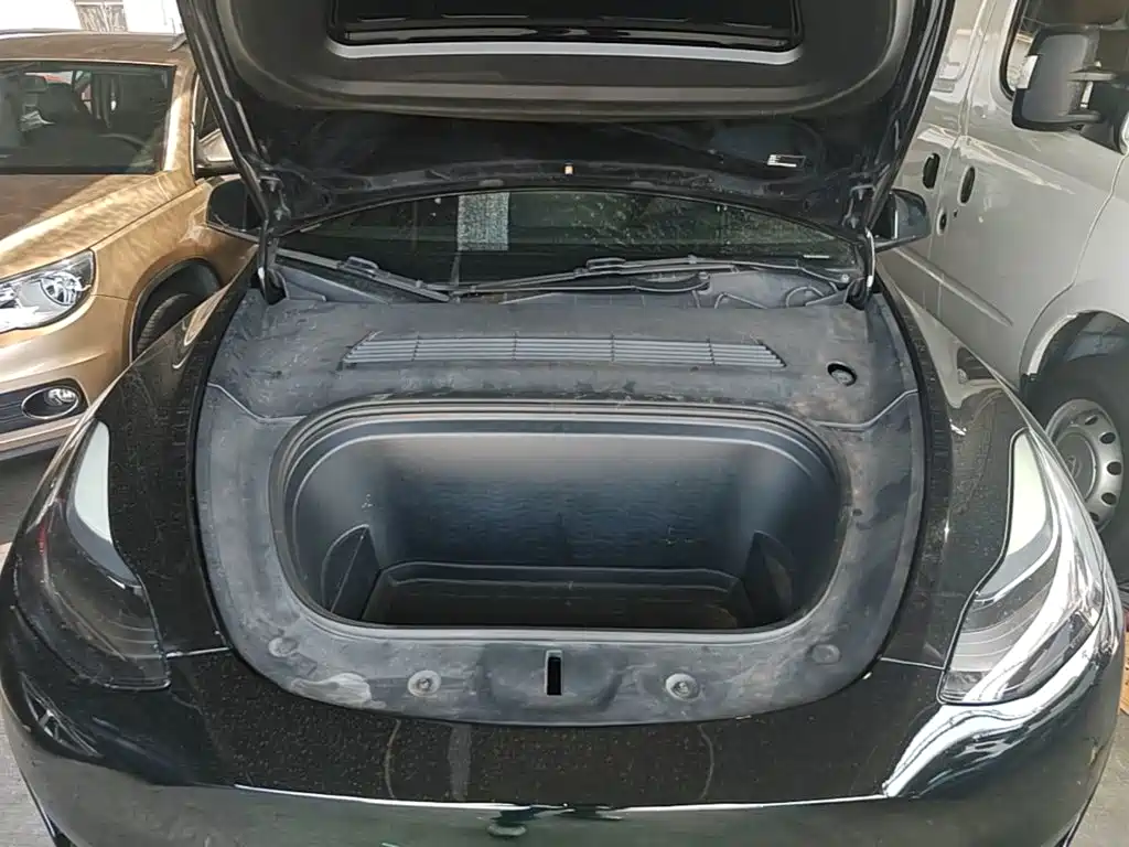 Tesla Model Y — миниатюра 20