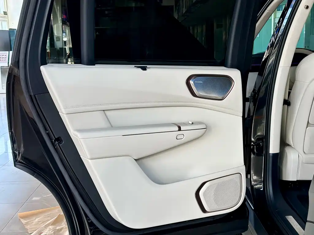 Lynk & Co 900 — миниатюра 19