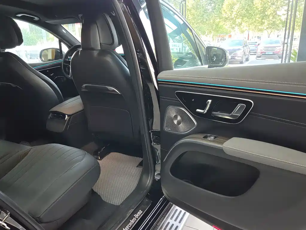 Mercedes-Benz EQS SUV — миниатюра 8
