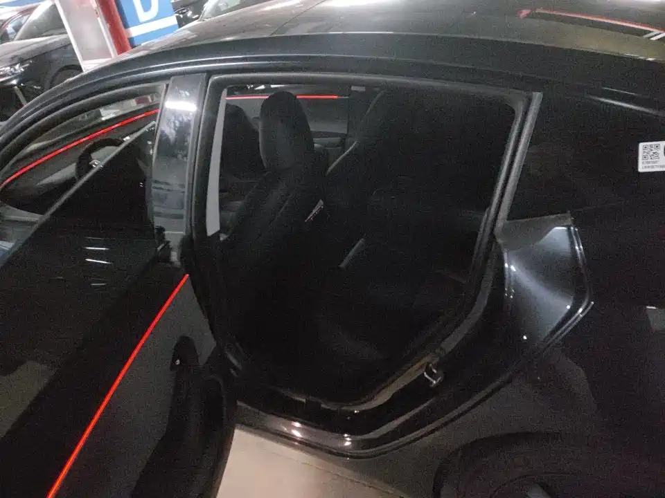 Tesla Model 3 — миниатюра 6
