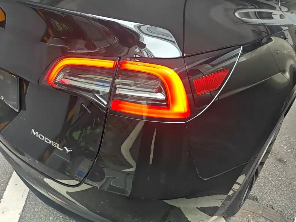 Tesla Model Y — миниатюра 8