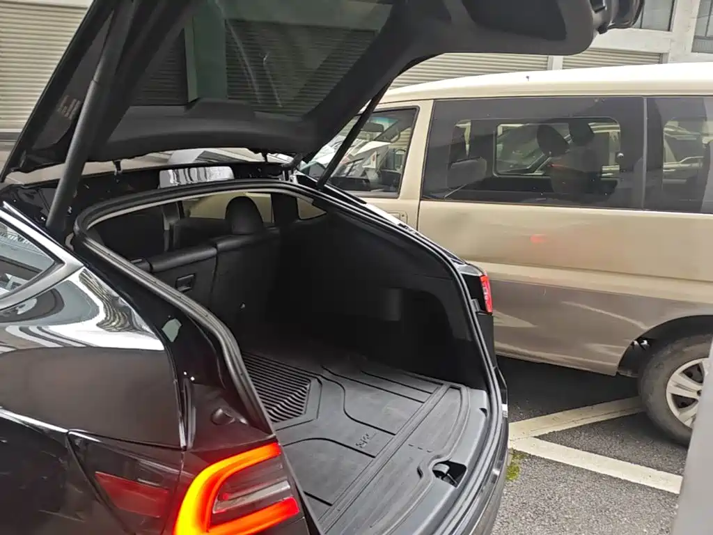 Tesla Model Y — миниатюра 19
