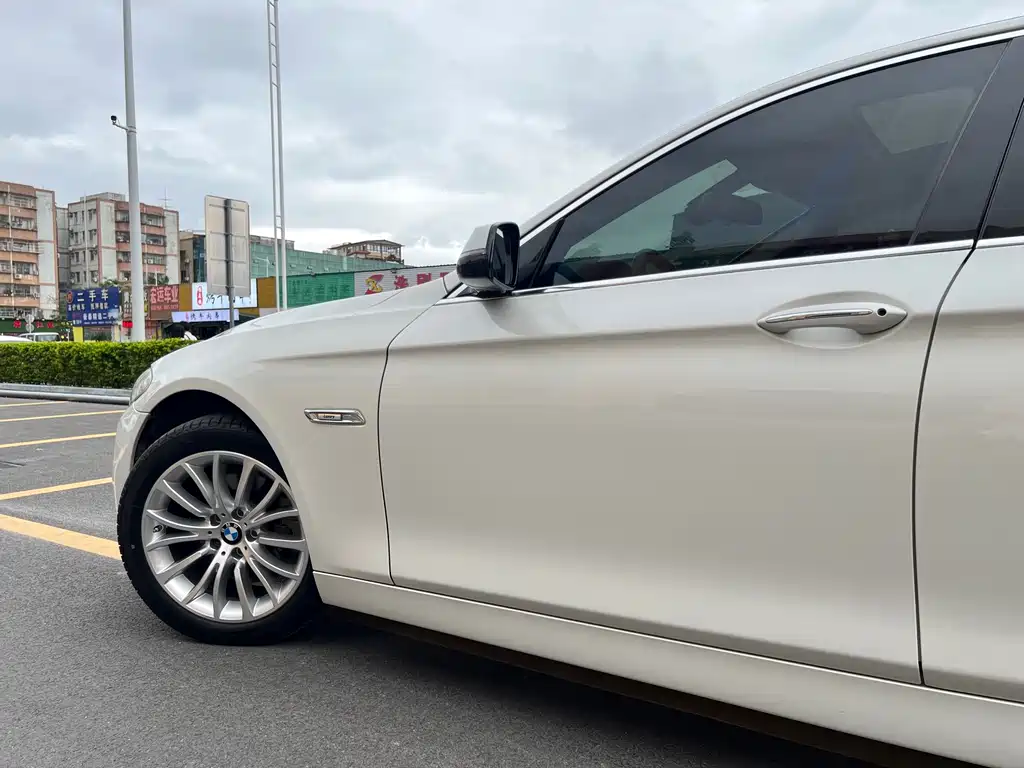 BMW 5 Series — миниатюра 7