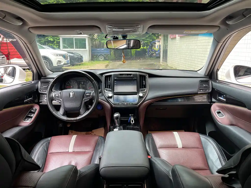 Toyota Crown — миниатюра 6