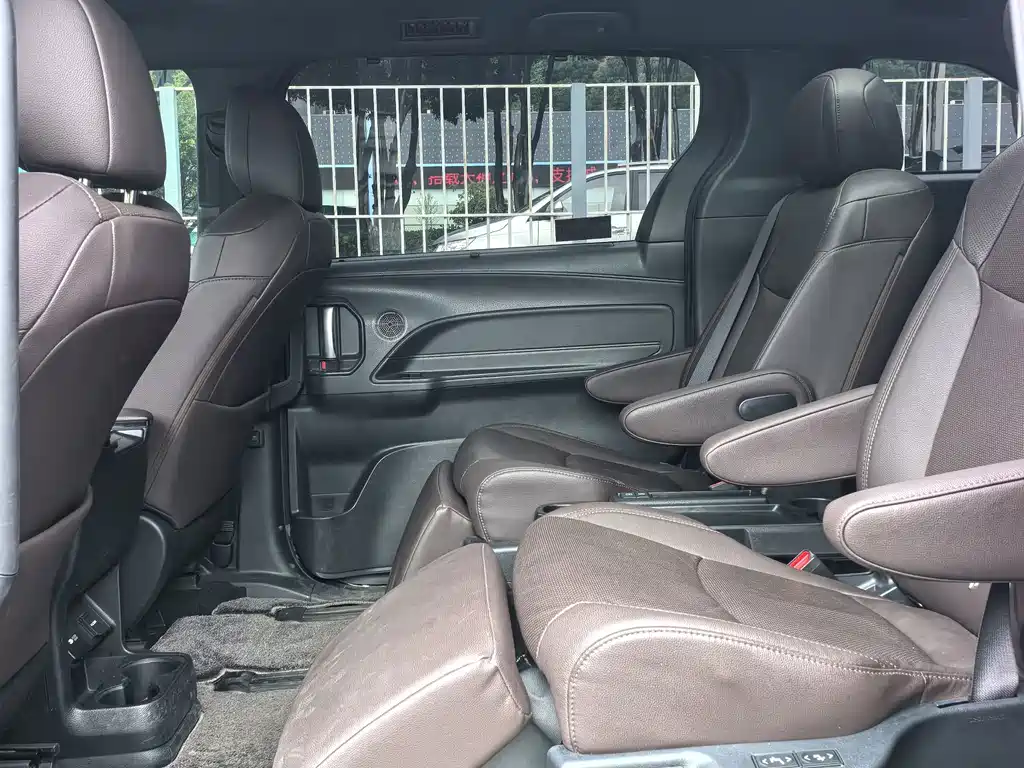 Toyota Sienna — миниатюра 11