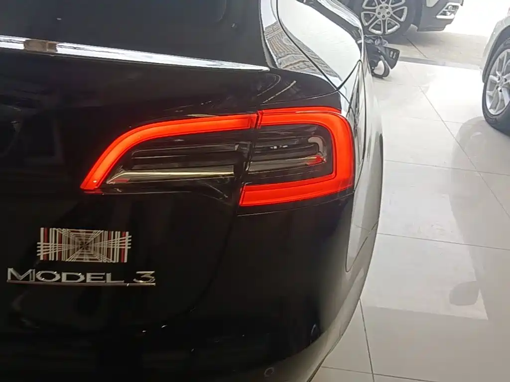 Tesla Model 3 — миниатюра 8