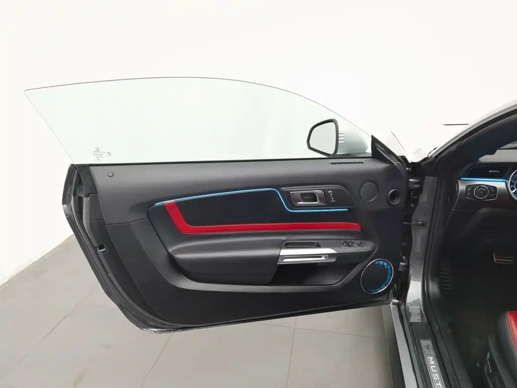Ford Mustang — миниатюра 8