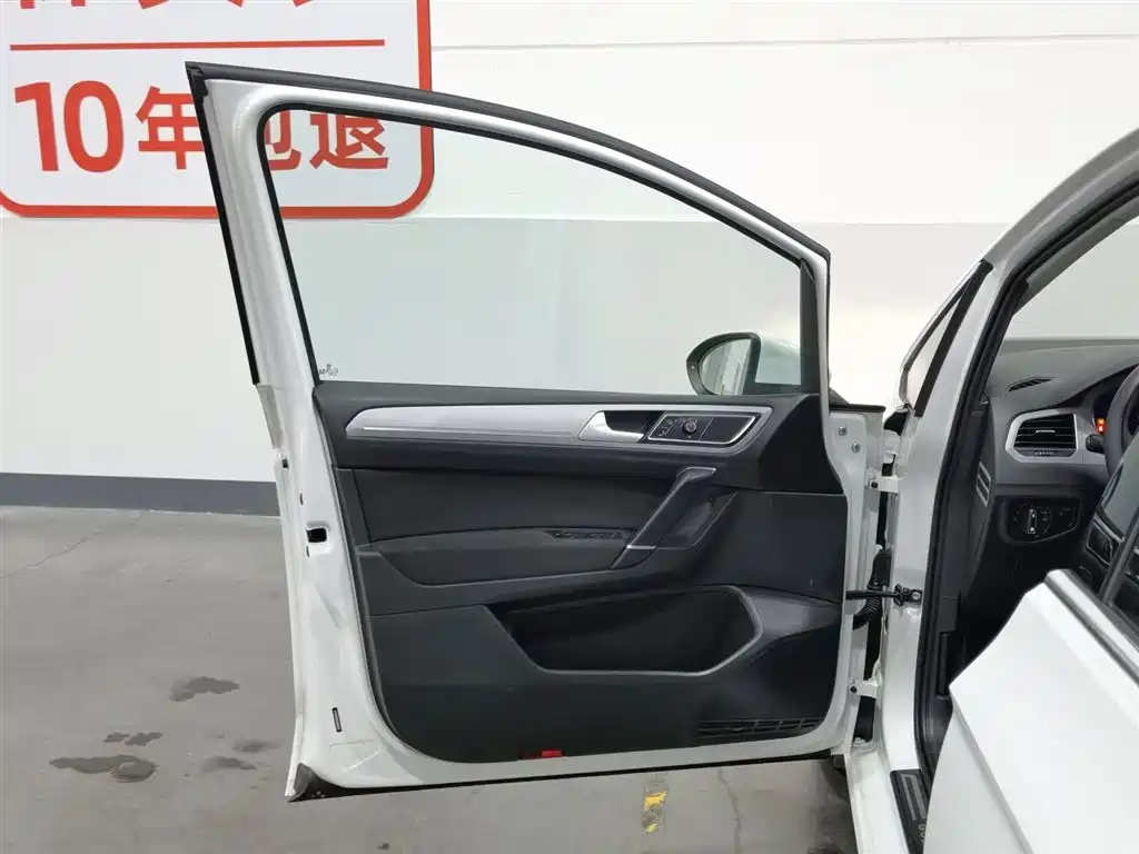 Volkswagen Golf · 2016 230TSI AT