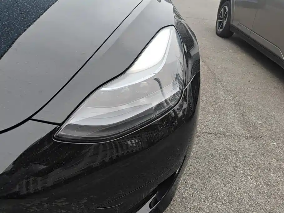 Tesla Model 3 — миниатюра 5