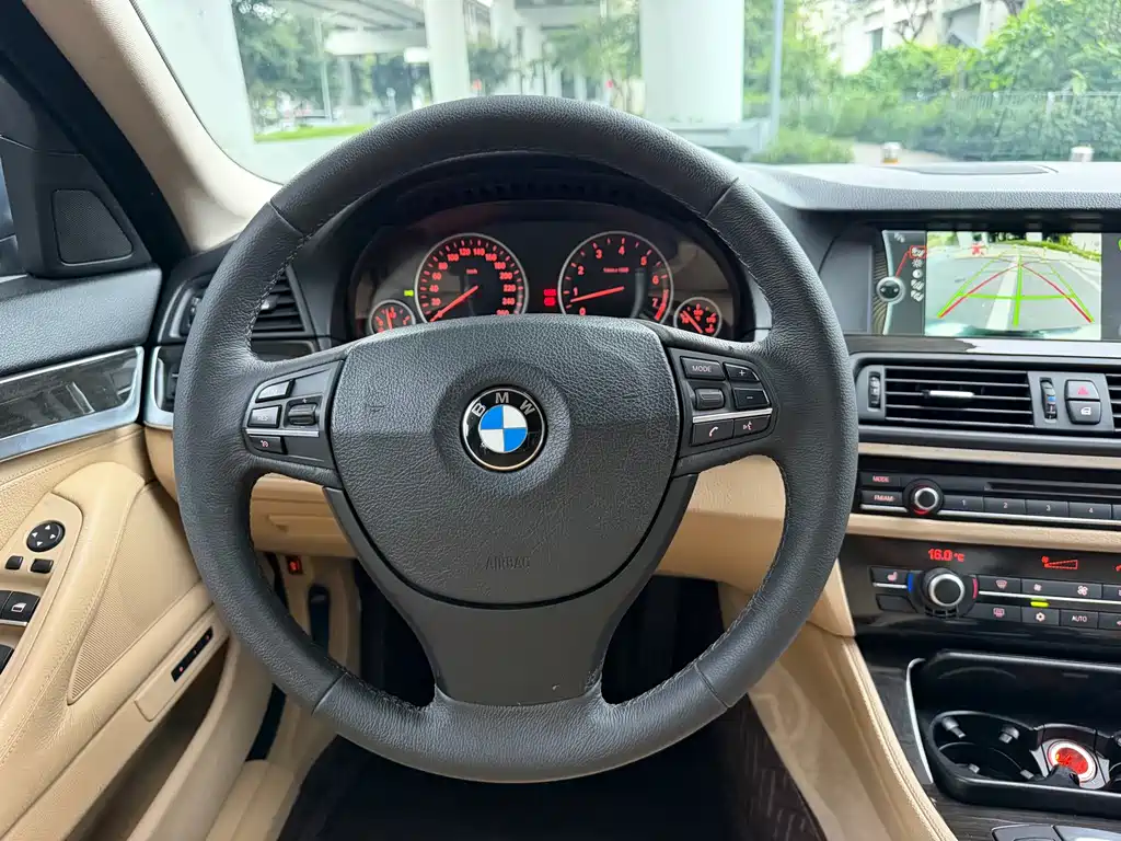 BMW 5 Series — миниатюра 8