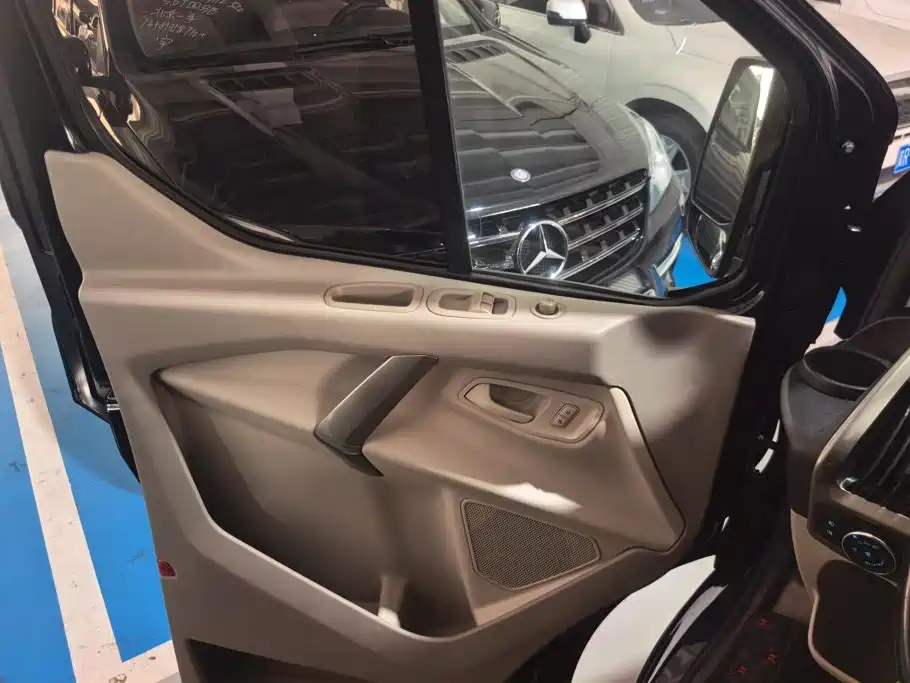 Ford Tourneo — миниатюра 7