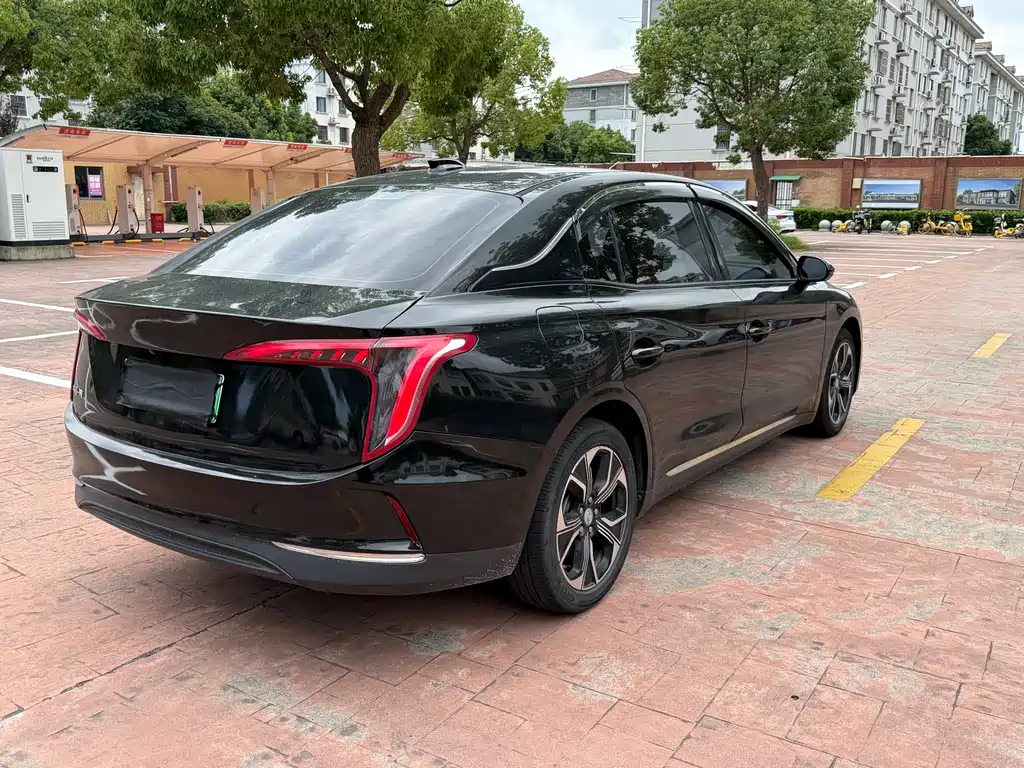 Hongqi E-QM5
