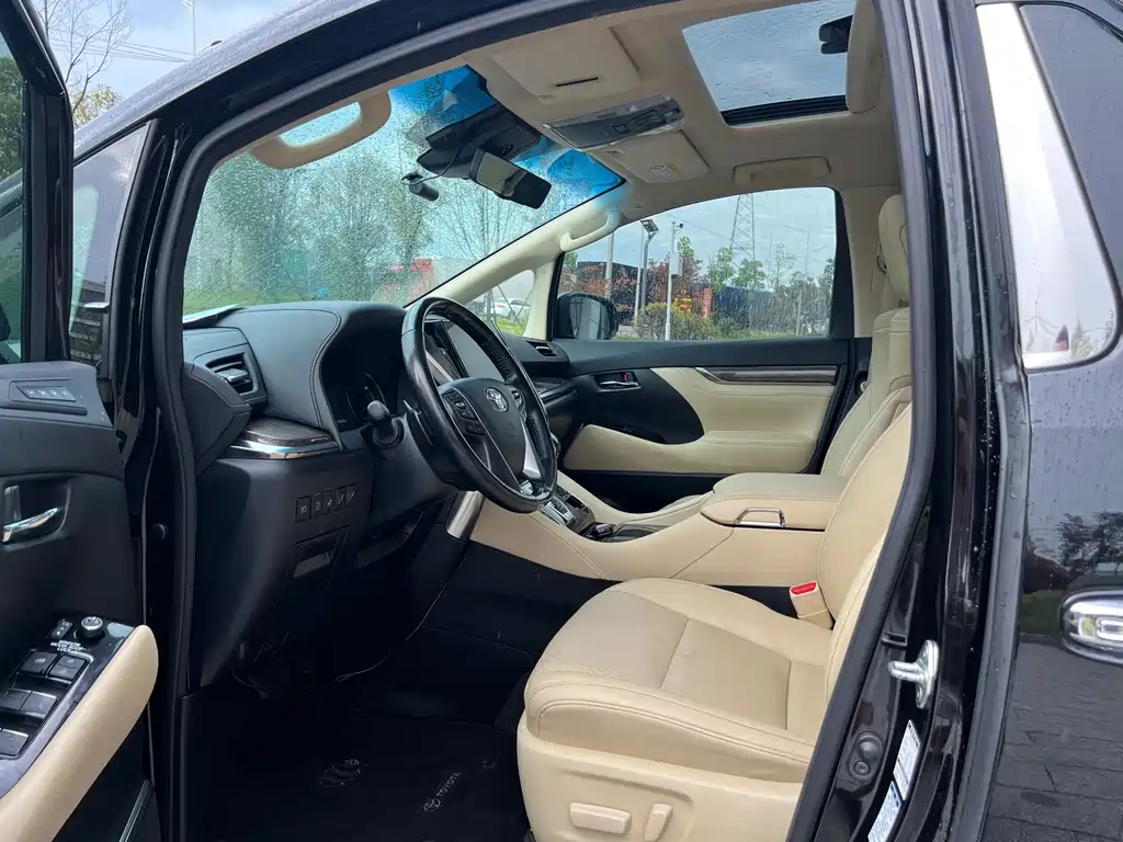 Toyota Alphard — миниатюра 7