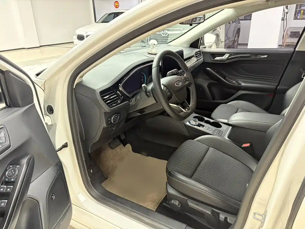 Ford Focus 2021 EcoBoost 180 AT