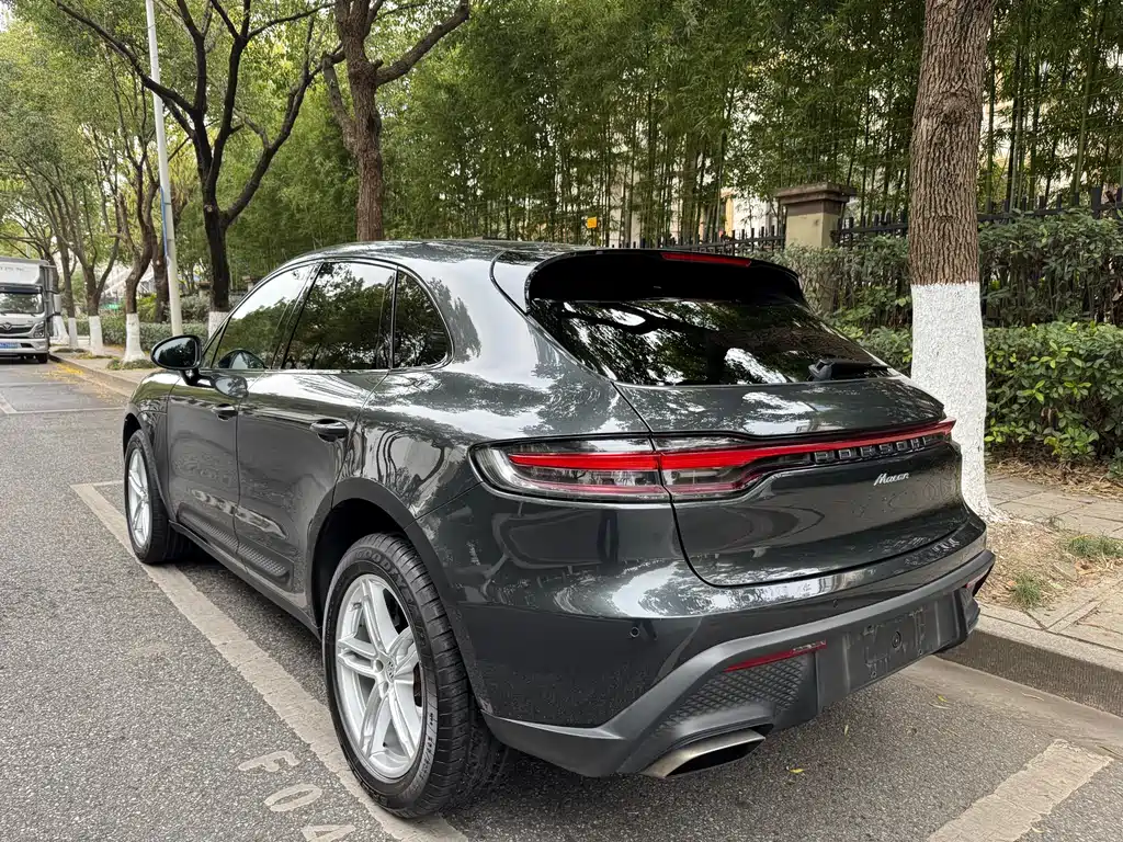 PORSCHE MACAN