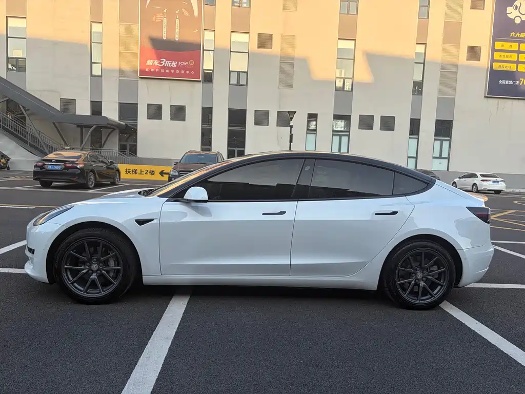 Tesla Model 3 — миниатюра 3