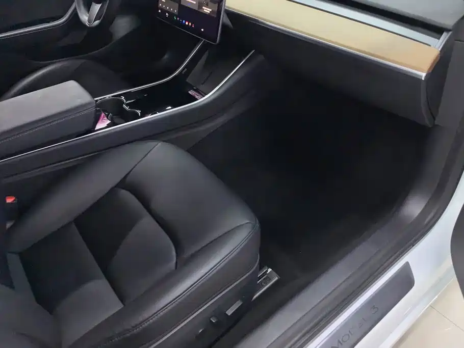 Tesla Model 3 — миниатюра 8