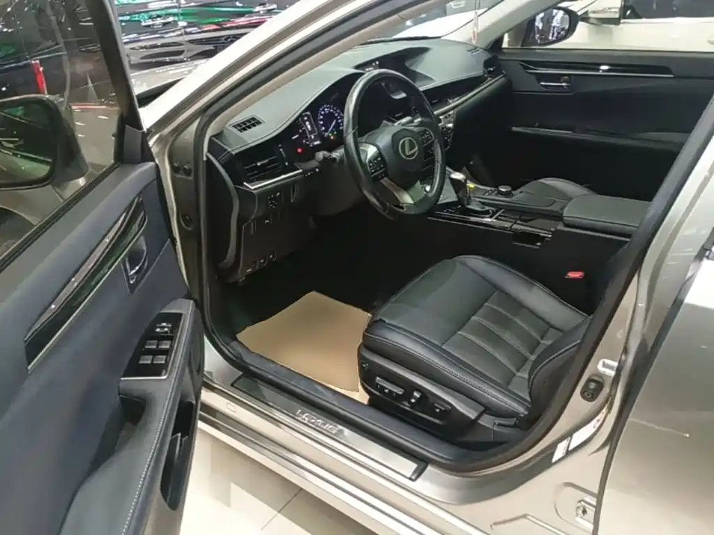 Lexus ES — миниатюра 12