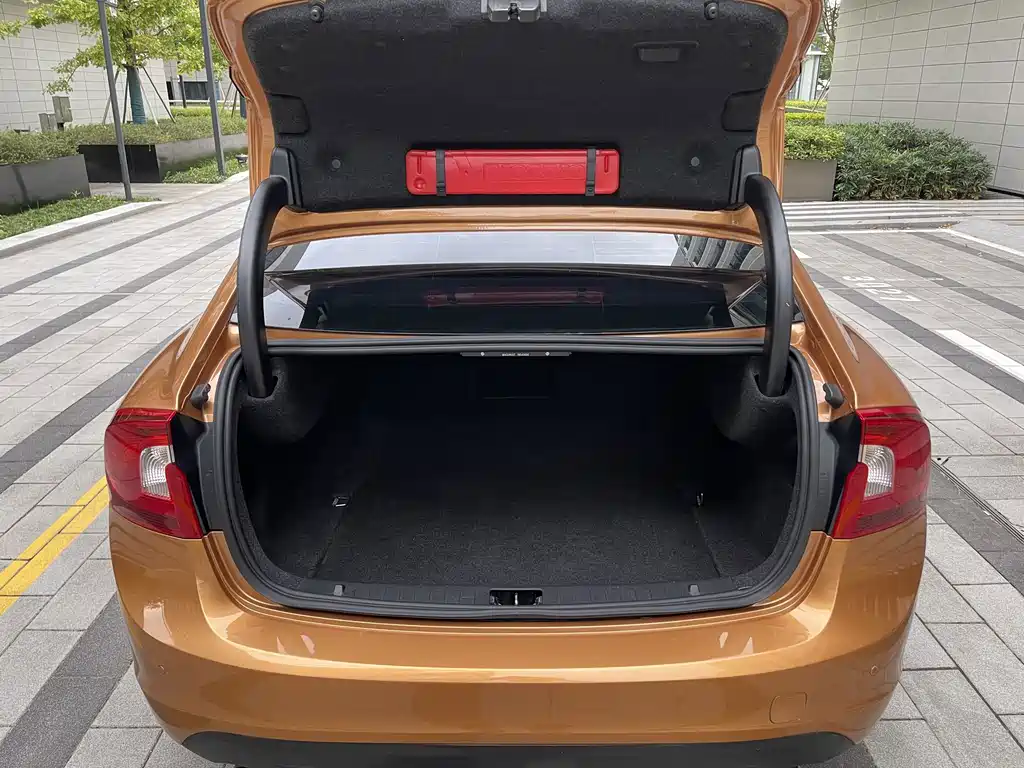 Volvo S60 (Import) — миниатюра 21