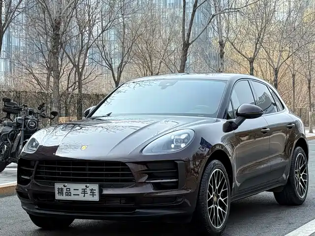 PORSCHE MACAN