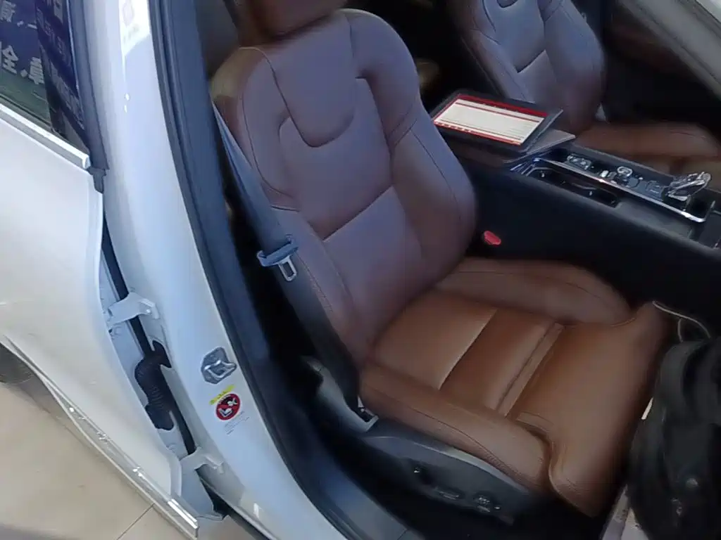 Volvo XC60 PHEV — миниатюра 25