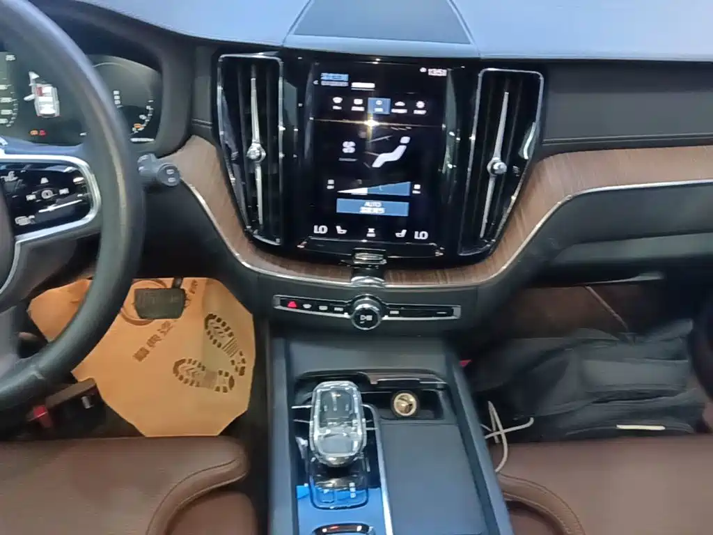 Volvo XC60 PHEV — миниатюра 13