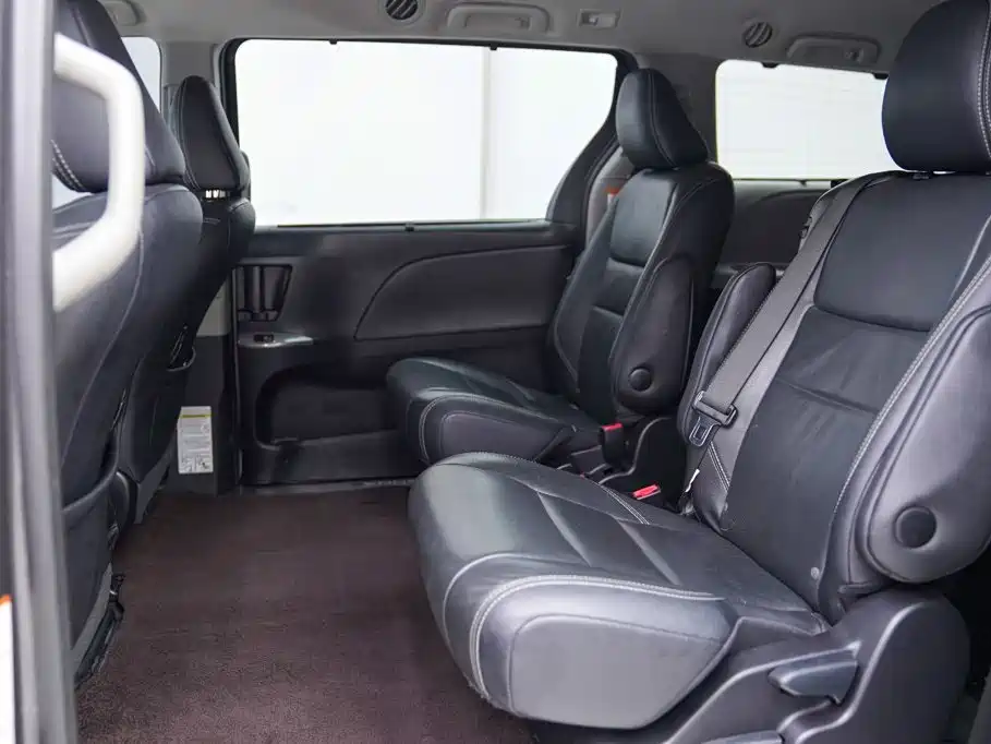 Toyota Sienna — миниатюра 13