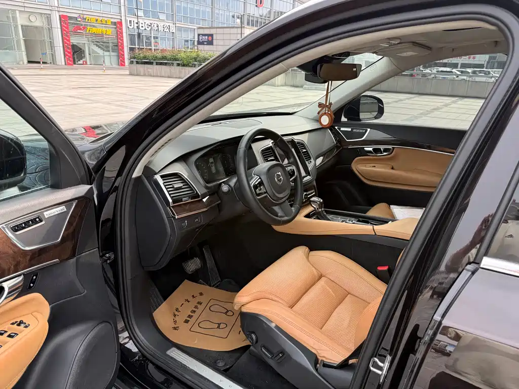 Volvo XC90 2015 T6 7 мест