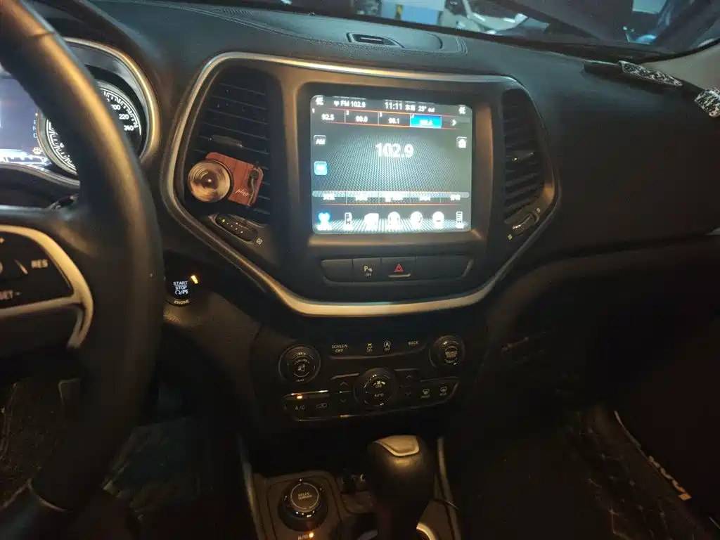 Jeep Cherokee — миниатюра 6