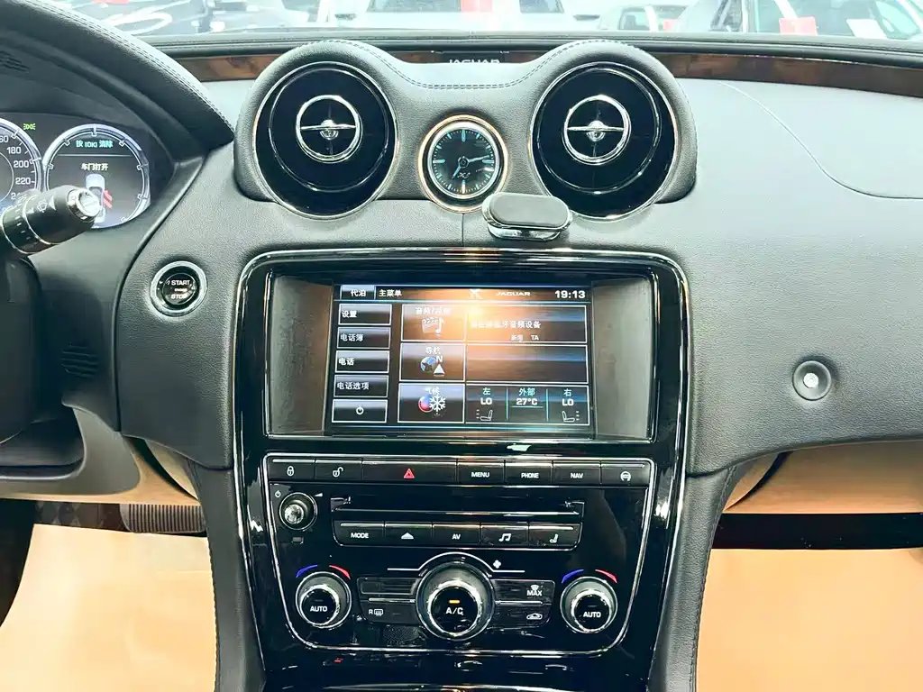 Jaguar XJ — миниатюра 17