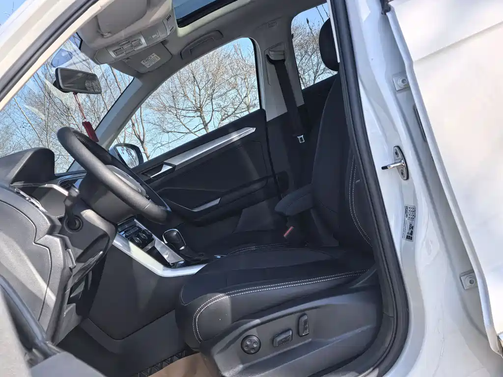 VOLKSWAGEN T ROC EXPLORING SONGS