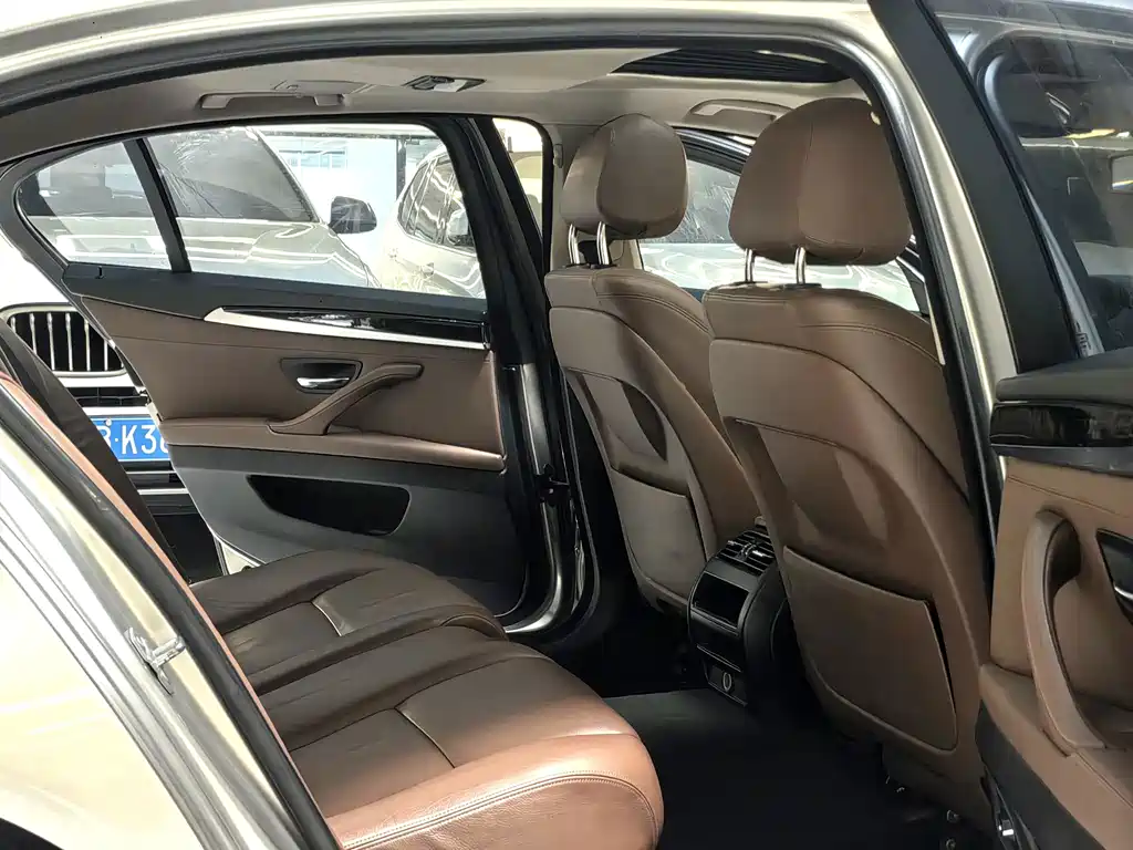 BMW 5 Series — миниатюра 6