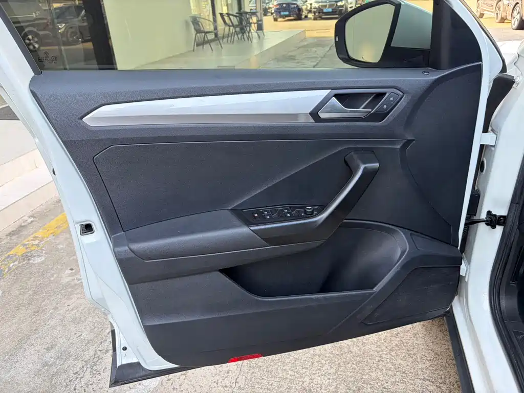 Volkswagen T-Roc — миниатюра 17