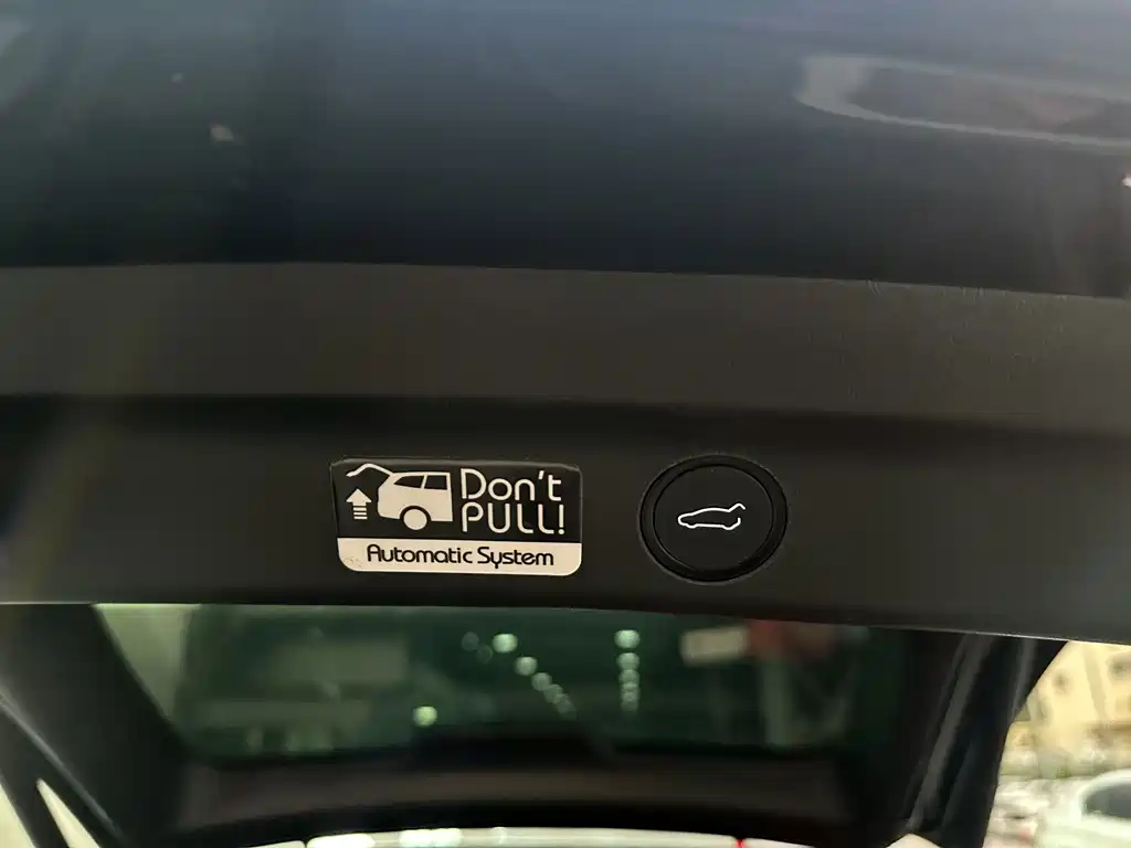 Tesla Model Y — миниатюра 16