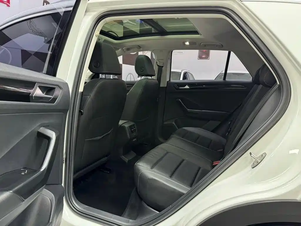 Volkswagen T-Roc — миниатюра 8