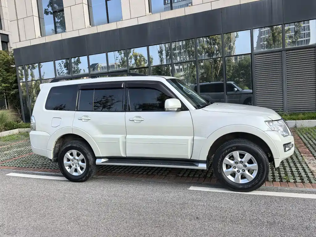 Mitsubishi Pajero (Import) - фото 4