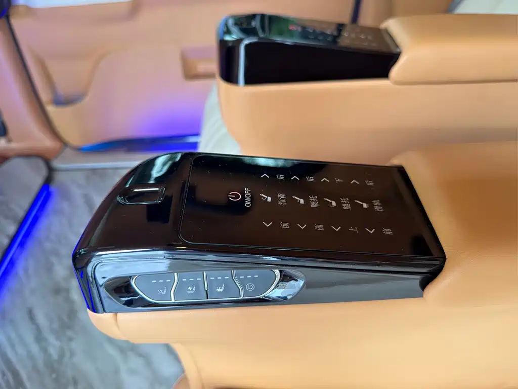Toyota Granvia — миниатюра 17