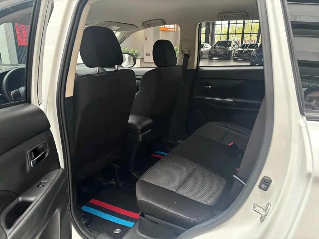 MITSUBISHI OUTLANDER