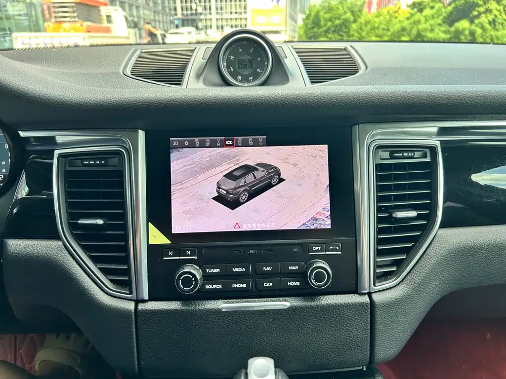 Porsche Macan — миниатюра 10