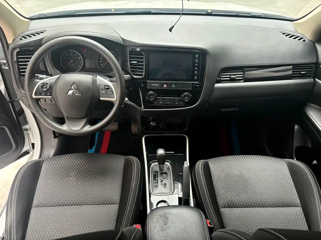 MITSUBISHI OUTLANDER