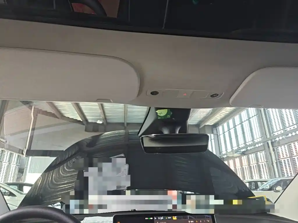 Tesla Model Y — миниатюра 18