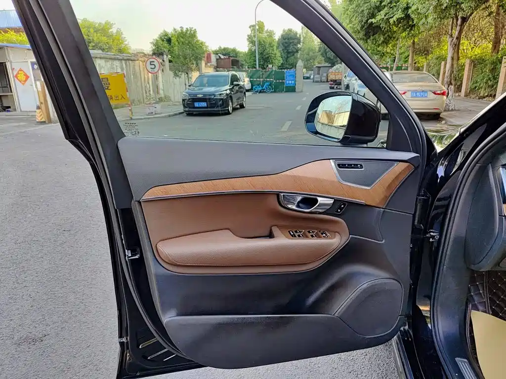 Volvo XC90 — миниатюра 6
