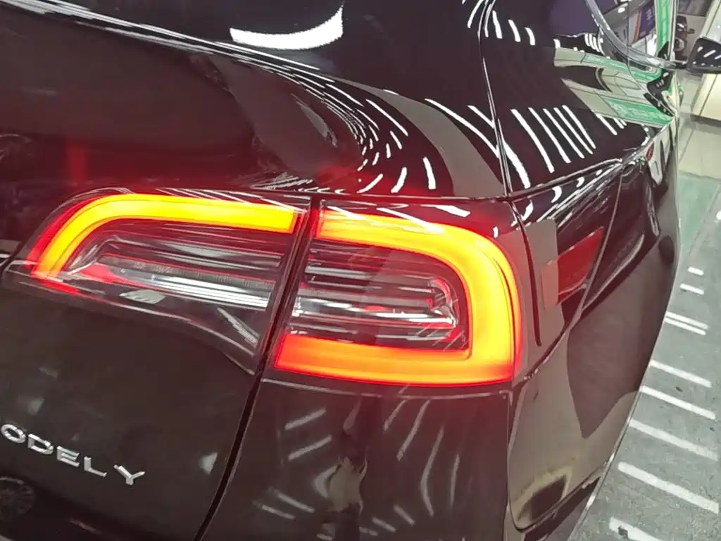 Tesla Model Y — миниатюра 8
